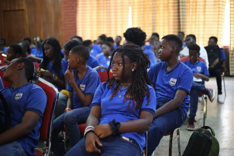 photo 5899729466660342267 y.jpg